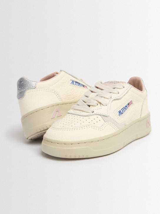 Autry Medalist low leather lace-up sneakers